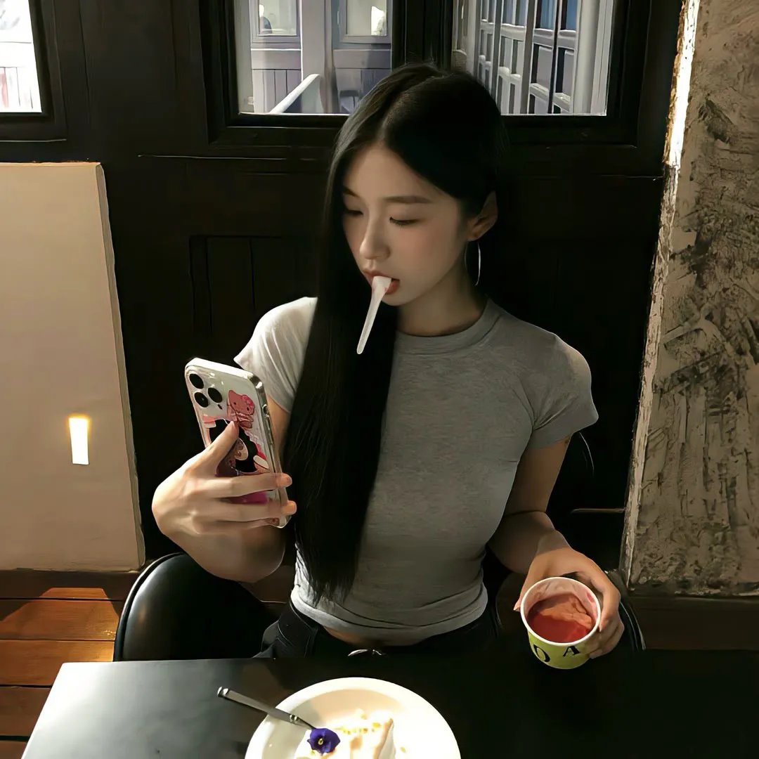 白色荣光海报