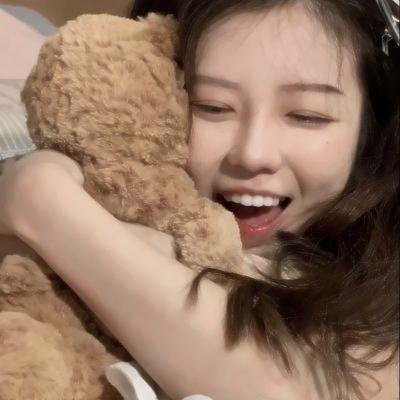 低头不见抬头见海报